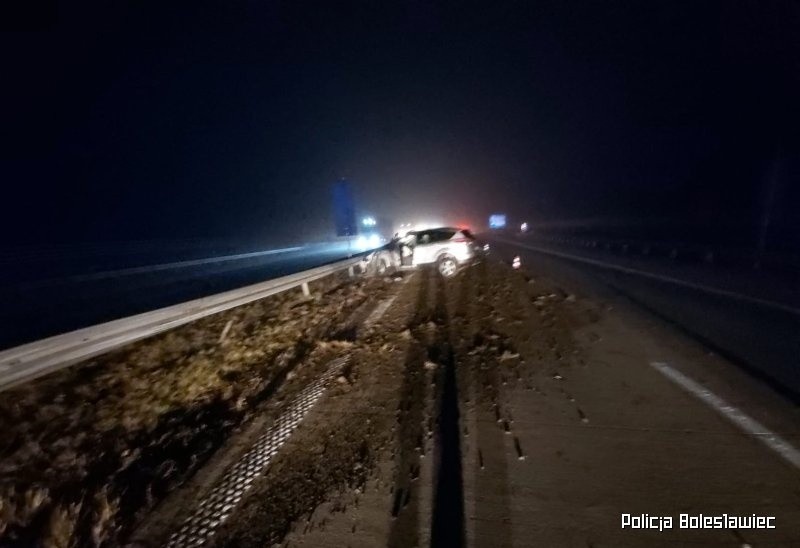 Miał ponad 3 promile i jechał po autostradzie A4. Zanim policja zdążyła dojechać, rozbił się na barierach [ZDJĘCIA]