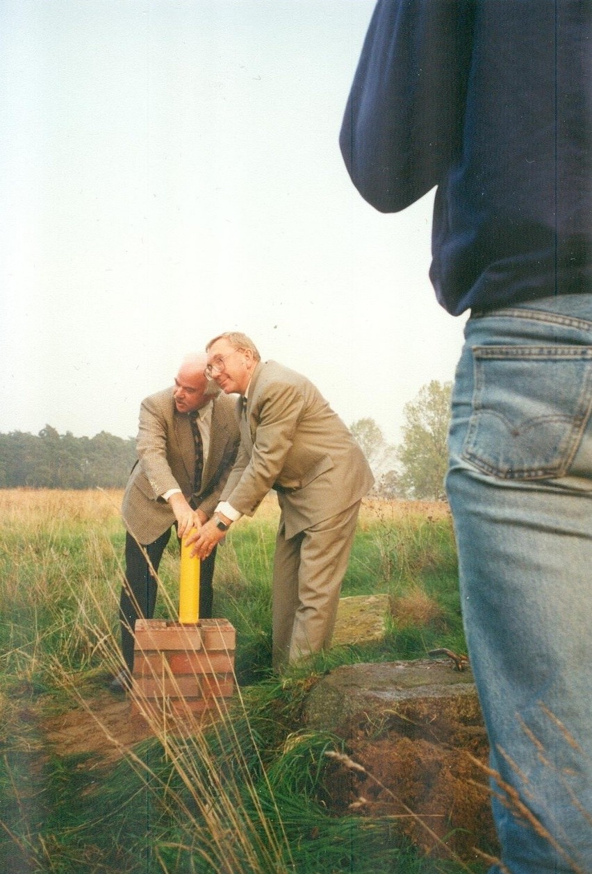 Lipiec 1995 rok. Jerzy Wieczorek (z prawej) - ówczesny wójt...