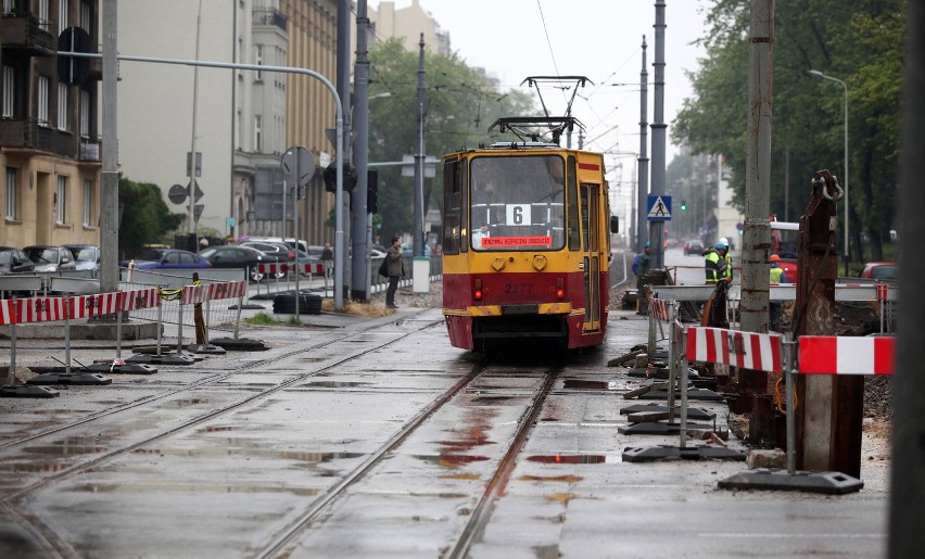 Budowa Trasy W-Z. Robotnicy przecięli kabel, na Kościuszki tramwaje stały w korkach [ZDJĘCIA]