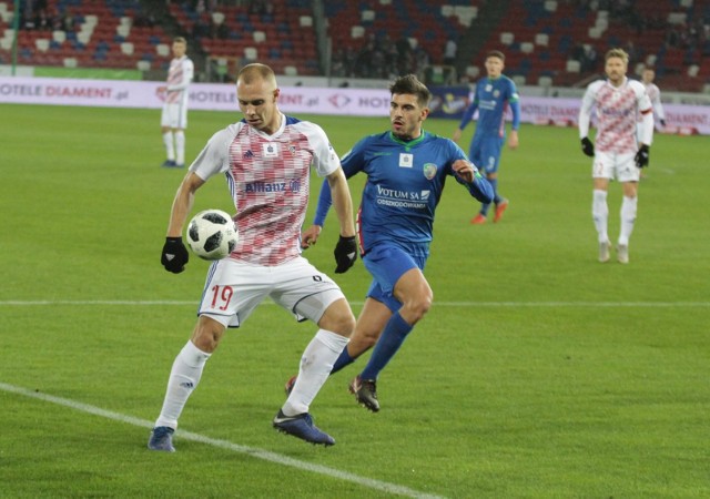 09122018 zabrze mecz ekstraklasy gornik zabrze miedz legnica nz z nr 19 w bialej koszulce kamil zapolnik gornikarkadiusz gola   polska press