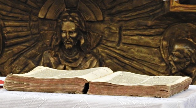 W Rajczy odkryto najstarszy egzemplarz biblii w dieceji bielsko-żywieckiej.Zobacz kolejne zdjęcia. Przesuwaj zdjęcia w prawo - naciśnij strzałkę lub przycisk NASTĘPNE
