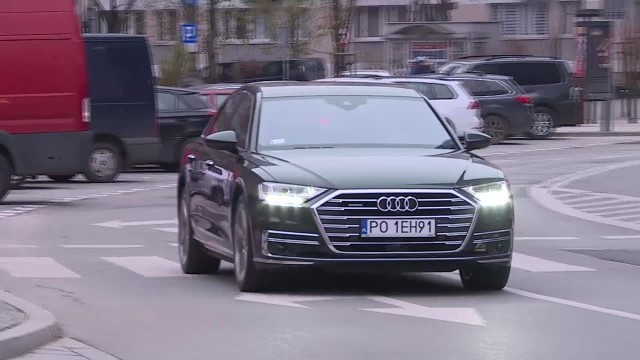 Audi A8 Nowe Audi A8, to jeden z pierwszych na świecie seryjnie produkowanych samochodów stworzony z myślą o automatycznej jeździe. Funkcja automatycznej jazdy w korkach (Audi AI traffic jam pilot) może przejąć zadania kierowcy w ruchu spowolnionym do maksymalnej prędkości 60 km/h na autostradach i na drogach szybkiego ruchu, na których bariery wyraźnie oddzielają przeciwne pasy ruchu.Fot. TVN Turbo/x-news