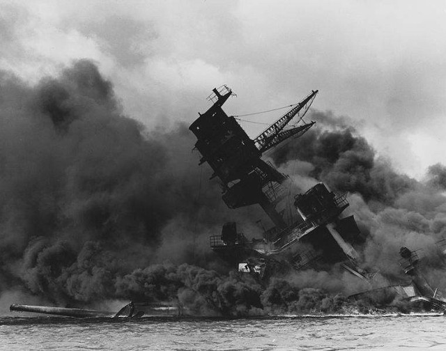 Wybuch amerykańskiej Arizony w Pearl Harbor w 1941 roku w grudniu.
