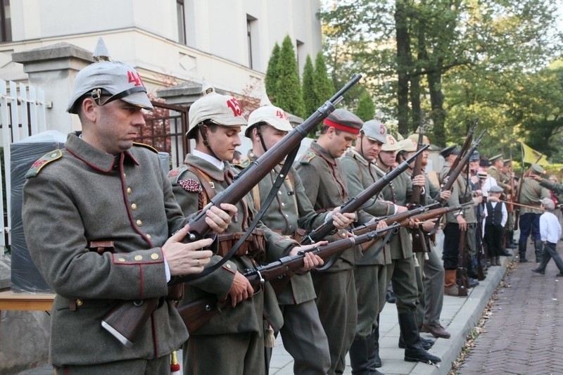 Piknik historyczny przed łódzką katedrą [zdjęcia]