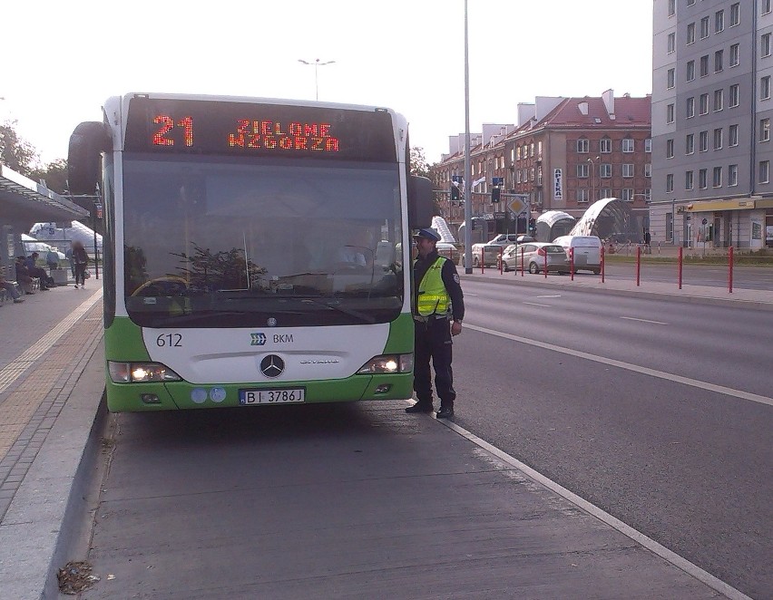 Policyjna akcja Bezpieczny autobus. 76 kierowców musiało potwierdzić trzeźwość (zdjęcia)