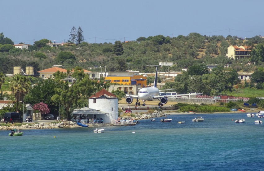 Pas startowy na Skiathos położony jest tak, że z jednego...