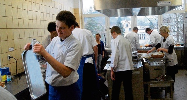 Uczniowie klas gastronomicznych z zakopiańskiego "hotelarza"  uczą się zawodu w świetnie wyposażonych salach. Swoją przyszłość widzą w  optymistycznych barwach. Praca dla nich powinna być