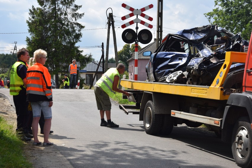 Wypadek w Piasku. Audi wjechało pod pociąg