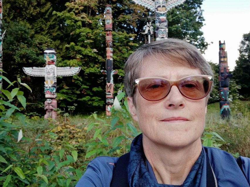 Jolanta Wiśniewska na polu totemów w Vancouver.