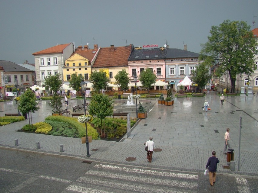 Fontanna znajduje się jest na rynku czyli pl. Jana Pawła II...