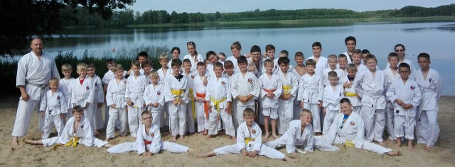 Zawodnicy i sympatycy Grudziądzkiego Klubu Karate i Samoobrony Ju Jitsu nie obijali się w czasie wakacji, tylko trenowali na biwaku oraz w klubie