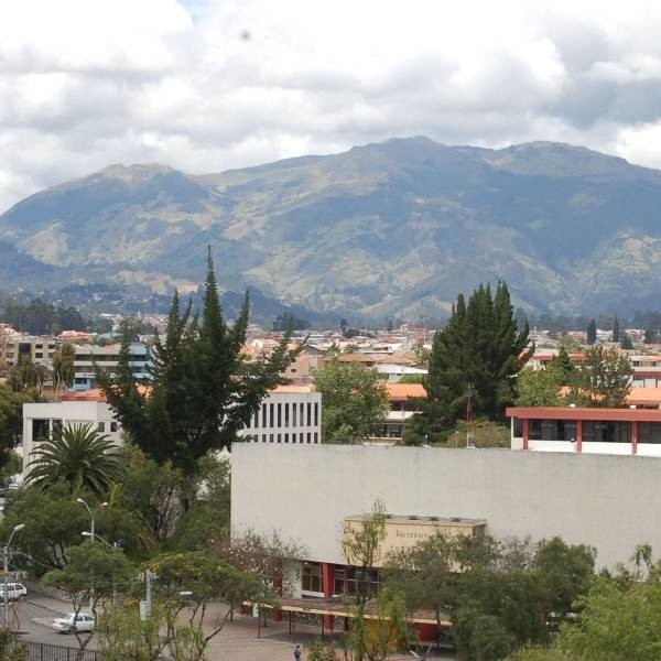 300-tysięczna Cuenca otoczona jest pasmem Andów.