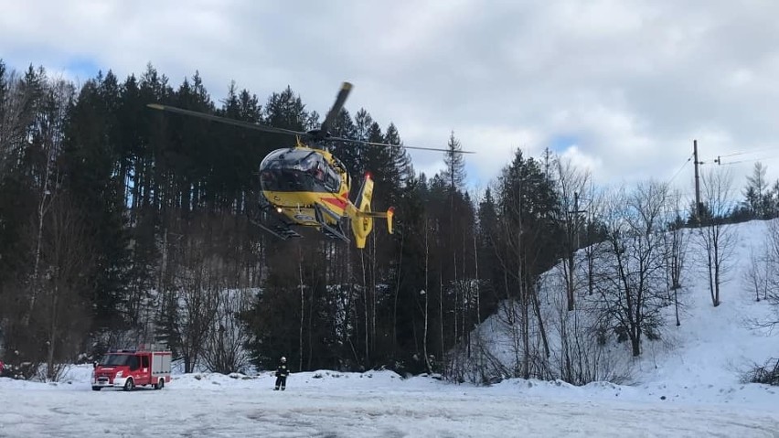 Koszmarny wypadek narciarza w Zwardoniu. Dobił do drzewa. Wezwano helikopter LPR