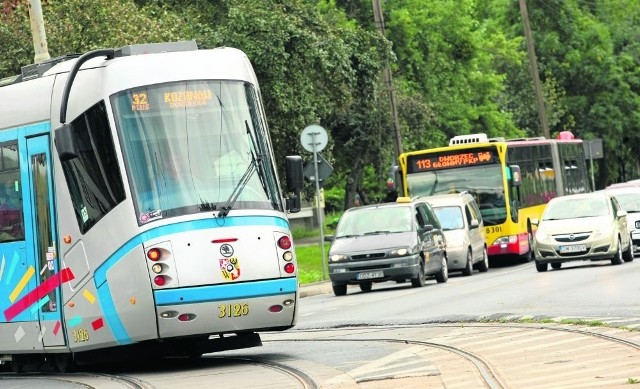 Autobusy i samochody muszą przepuścić  tramwaj, który jest najważniejszy dla inteligentnego systemu kierowania ruchem