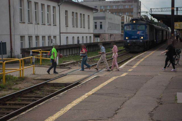 Przejście służbowe na stacji kolejowej w Słupsku - mimo zakazu, chętnie korzystają z niego podróżni, przechodząc pod szlabanem.