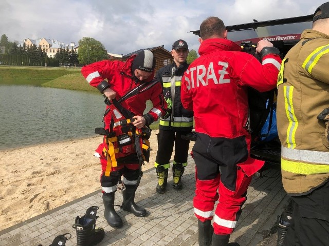 Ćwiczenia strażaków nad zbiornikiem w Mircu