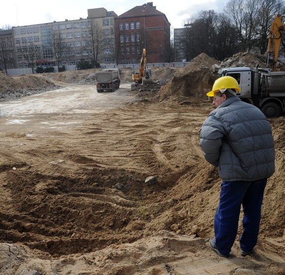 Po odkrytym basenie pozostał jedynie wielki dół.