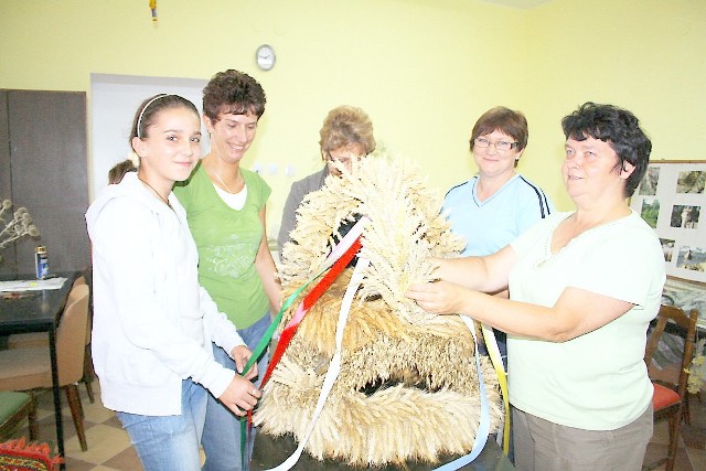 Anna Pawlikowska (druga od lewej), Jolanta Lewandowska, Małgorzata Pabian oraz Bogumiła Olszewska zastanawiają się, jak ozdobić ich pierwszy wieniec. Pracy pań przygląda się już młode pokolenie, czyli 13-letnia Daria