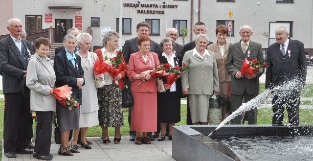 Świętujący złote gody małżonkowie wraz z burmistrzem Wojciechem Furmankiem i przewodniczącym Rady Miejskiej Ludwikiem Kubickim.