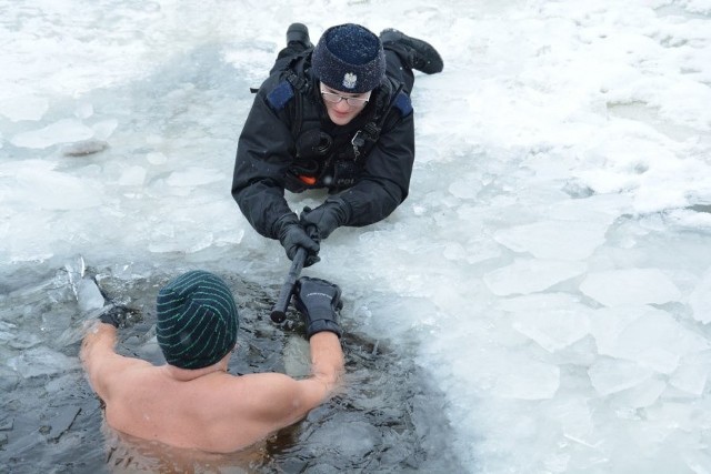 Podlascy policjanci przeszli szkolenie z ratownictwa lodowego
