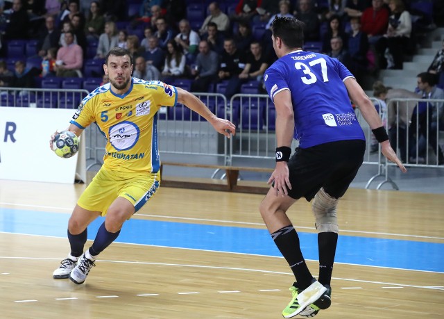 Sensacyjna decyzja w PGE VIVE Kielce. Michał Jurecki po zakończeniu sezonu 2018/2019 odejdzie z klubu i przeniesie się do niemieckiego SG Flensburg-Handewitt. „Dzidziuś” nie doszedł do porozumienia z kieleckim klubem w sprawie przedłużenia kontraktu, który wygasa za rok.>>>SZCZEGÓŁY NA KOLEJNYCH SLAJDACH>>> ZOBACZ TAKŻE:NAJWIĘCEJ INFORMACJI O ŚWIĘTOKRZYSKIEJ PIŁCE RĘCZNEJ NA:Handball Echo DniaZOBACZ TEŻ: Kieleckie WAGs – kobiety gwiazd PGE Vive Kielce [ZDJĘCIA]