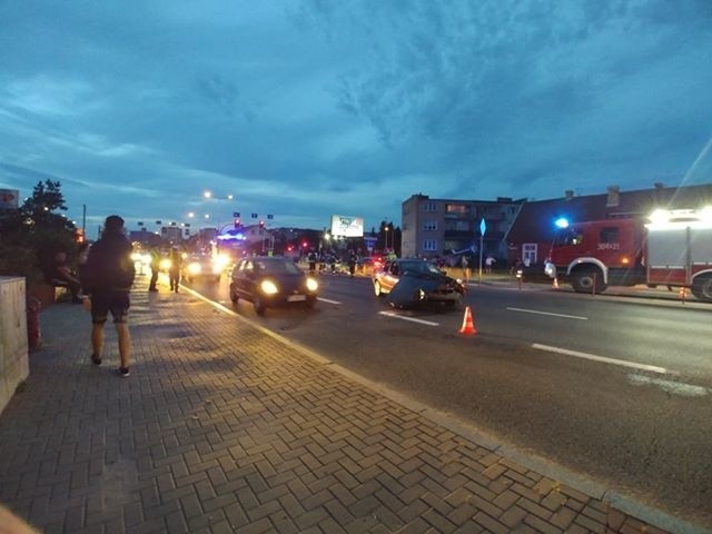 Wypadek na Hetmańskiej. Kierowca bmw ściął latarnię przy Auchan (zdjęcia)