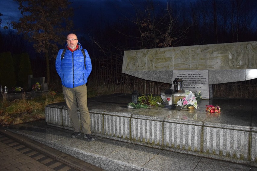 Paweł Szymkowicz przed grobem ofiar Marszu Śmierci na...