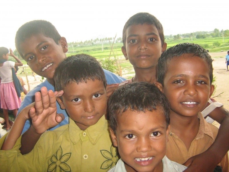 Dzieci z szkoły w Manvi uwielbiają pozować do zdjęć