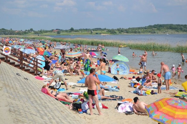 W niedzielne popołudnie na jednej z dwóch plaż nad Jeziorem Tarnobrzeskim trudno było szukać przestronnego miejsca przy linii brzegowej. Każdy chciał być jak najbliżej zejścia do jeziora.