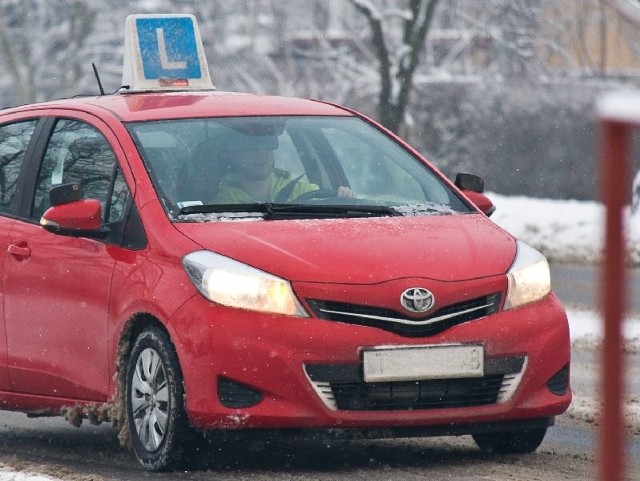 Zimą kierowcy muszą zwracać uwagę choćby na odśnieżenie tablic rejestracyjnych w swoim samochodzie.