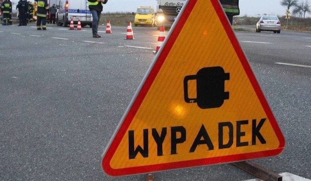 Wypadek na trasie Poznań - Wrocław. Na drodze krajowej nr 5 w miejscowości Zamysłowo zderzyły się dwa samochody ciężarowe i jeden osobowy.