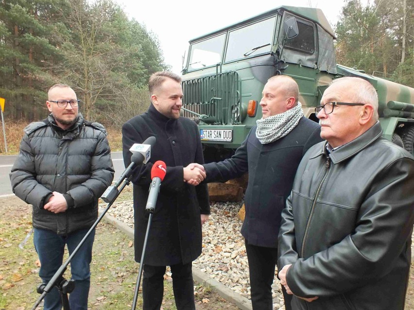 Podczas konferencji prasowej przy ósmym starze. Od lewej:...