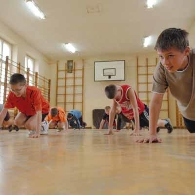 W ciasnej sali najczęściej odbywają się zajęcia z gimnastyki, bo wtedy mieści się w niej nawet kilkunastu uczniów