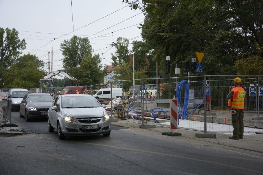 Na Dyrekcyjnej robotnicy budzą ludzi młotami w środku nocy