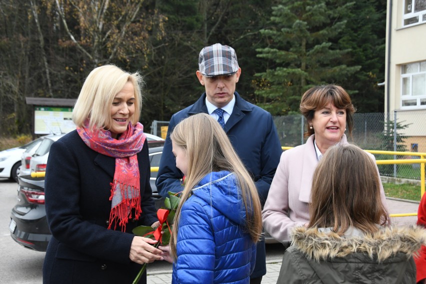 Uczennice Szkoły Podstawowej w Zagnańsku dziękowały za...