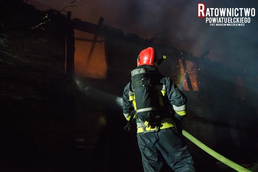 Kałtki. Pożar gospodarstwa rolnego w gminie Stare Juchy. Spłonęły trzy budynki, w tym mieszkalny (ZDJĘCIA]