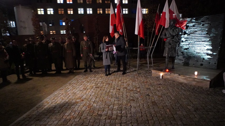 Marsz Niepodległości w Białymstoku. Wieczorny pochód mieszkańców z okazji Święta Niepodległości [ZDJĘCIA]