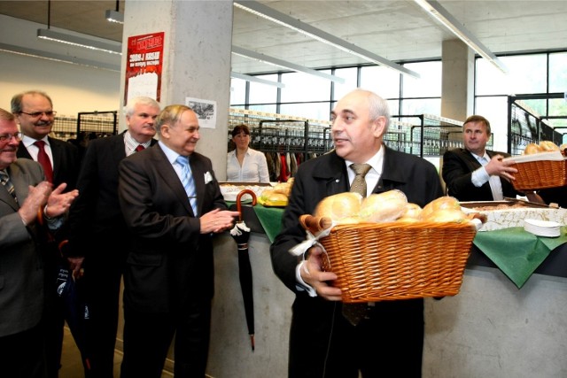 Rektor Politechniki Wrocławskiej - prof. Tadeusz Więckowski (trzyma kosz z pieczywem) podczas tradycyjnego już śniadania ze studentami