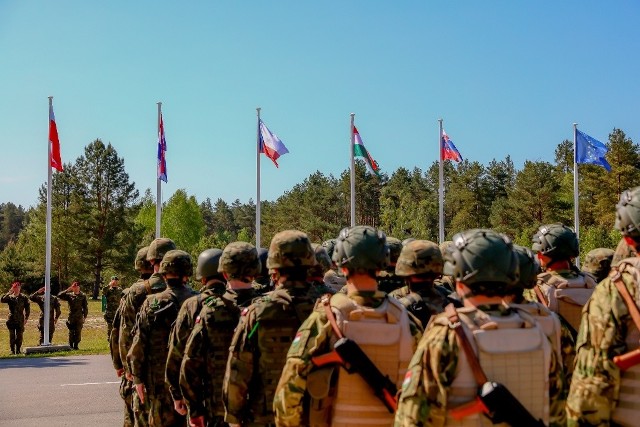 Dziś w Nowej Dębie uroczystą zbiórką rozpoczęło się ćwiczenie certyfikujące Grupę Bojową Unii Europejskiej (GB UE) V4 Common Challenge-19. Biorą w nim udział żołnierze z Polski, Węgier, Czech, Słowacji oraz Chorwacji.Przez najbliższy tydzień dowództwo grupy bojowej (FHQ – force headqaters) będzie rozwiązywało i wykonywało najważniejsze zadania taktyczne, z którymi może się spotkać na potencjalnej misji. Weryfikowane będzie pod kątem umiejętności planowania, organizowania i prowadzenia działań mandatowych zgodnie z założonym scenariuszem ćwiczenia.Główne siły biorące udział w Common Challenge-19 i jednocześnie stanowiące trzon GB UE pochodzą z Polski, z 6 Brygady Powietrznodesantowej. Zaznaczyć trzeba, że w ramach grupy bojowej przed „szóstą” brygadą stoją zadania inne niż te, które wykonuje na co dzień. Ponadto w skład Grupy Bojowej będą wchodzić pododdziały sojusznicze z Węgier, Czech, Słowacji i Chorwacji. W szkoleniu wezmą udział także jednostki zmechanizowane, lotnicze, rozpoznawcze, aeromobilne, logistycy, łącznościowcy czy grupa współpracy cywilno-wojskowej.