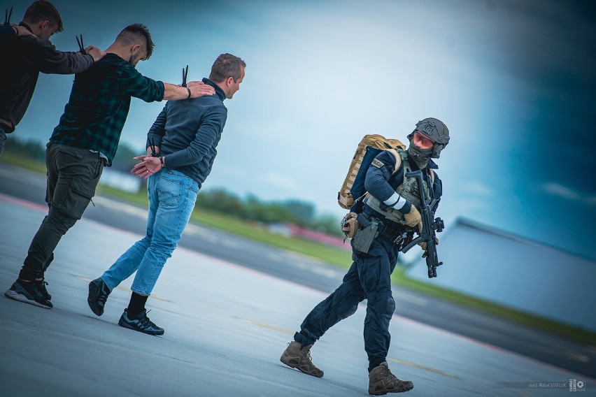 Policyjne ćwiczenia na lotnisku w Radomiu. Terroryści uprowadzili samolot rządowy. Zobaczcie zdjęcia