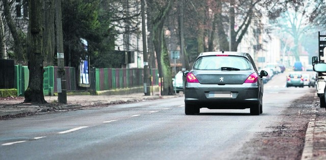 Choć zielone światło dla przebudowy ul. Piłsudskiego świeci się już od dłuższego czasu, na rozpoczęcie prac przyjdzie jeszcze trochę poczekać. Powód? Nieaktualne plany infrastruktury