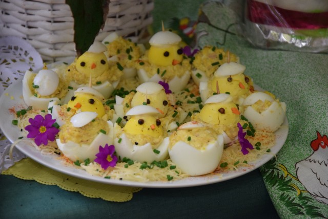 Na każdym wielkanocnym stole muszą znaleźć się jajka. Prezentujemy jajka faszerowane na wiele sposobów, które zaprezentowały gospodynie z kół gospodyń wiejskich i stowarzyszeń na Powiatowym Jarmarku Wielkanocnym w Borowej.