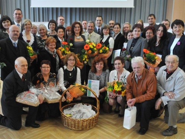 Pamiątkowe zdjęcie nagrodzonych uczestników konkursu, Czytelników i zaproszonych gości, które zrobiliśmy rok temu podczas uroczystego podsumowania plebiscytu