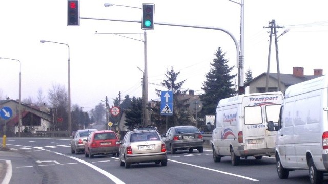 Przekrzywiony maszt ze światłami nad "siódemką&#8221; w Jedlińsku sprawił, że kierowcy źle odczytują sygnały.