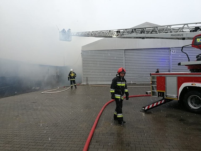 Pożar w zakładzie produkującym meble w Wieruszowie. Odwołano zajęcia w znajdującej się w pobliżu Szkole Podstawowej nr 2