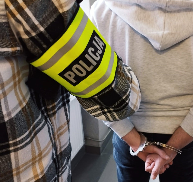 Prokurator zdecydował o zastosowaniu wobec podejrzanych wolnościowych środków zapobiegawczych, to znaczy dozór policji, zabezpieczenie majątkowe oraz zakaz zbliżania się i kontaktowania z pokrzywdzonym