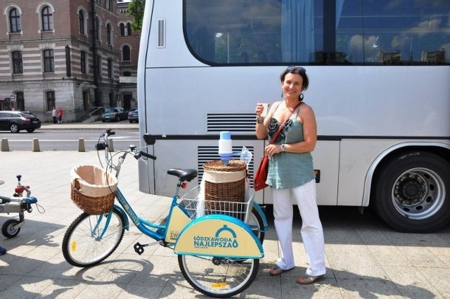 Wodny rower po raz pierwszy wyjechał wczoraj na ulice Łodzi, chętnych do degustacji darmowej wody jak widać nie brakowało.