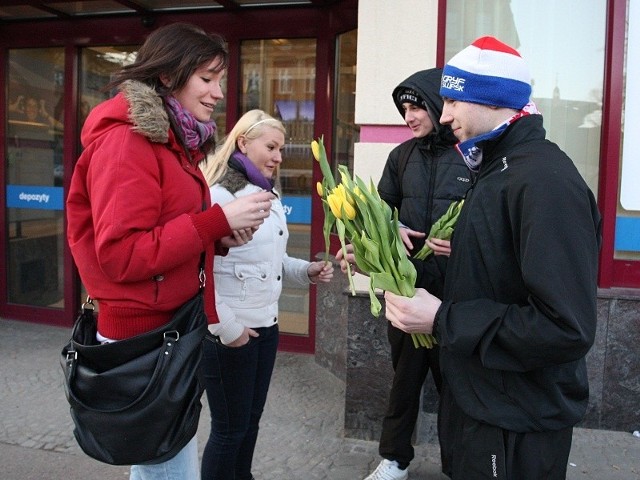 Panie, które przechodziły w okolicach ulicy Wojska Polskiego otrzymały od fanów piłki nożnej kwiaty.