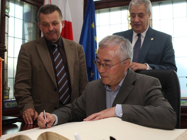 Wizyta ambasadora Mongolii w słupskim ratuszu.