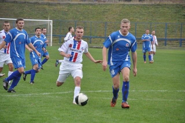 Michał Gajos (w środku, w białym stroju) strzelił dla Granatu Skarżysko dwa gole w meczu ze Szreniawą Nowy Wiśnicz. 